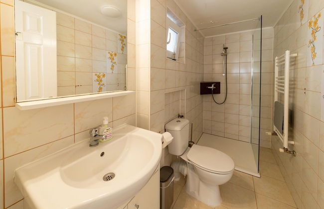 Spacious Villa With Tennis - Photo 24