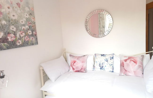 Charming Wentworth Lodge With Countryside Views - Photo 8