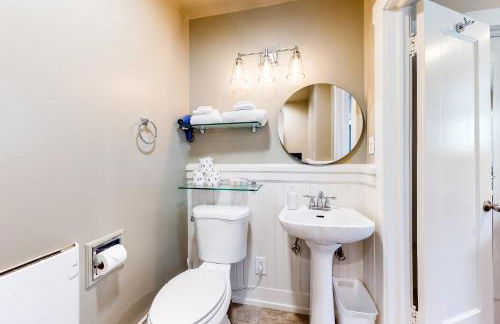 Steps to Sand Beach Hill Bungalow with Patio - Foto 7