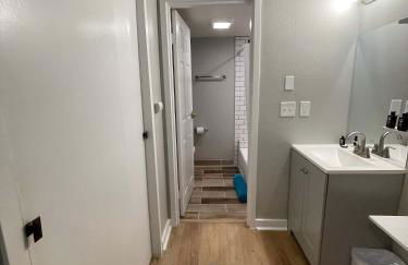 Aksarben Modern 1Bed ground level with parking - Foto 9