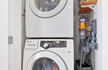 15 Min to Downtown with Backyard & Parking - Foto 18