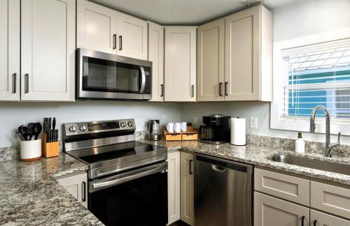 Downtown Retreat, 5BR Game Room & Pet Friendly - Photo 34