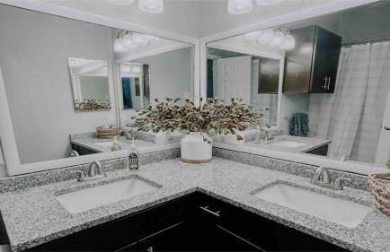 Charming Stay with Pool and Dedicated Workspace - Foto 9