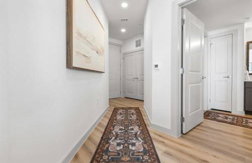 Elevated Contemporary 2BR 2BA with Balcony - Foto 8