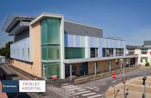 Camberley Spacious and Comfy 3 Bedroom Home, Next to Frimley Hospital with Parking - Foto 30