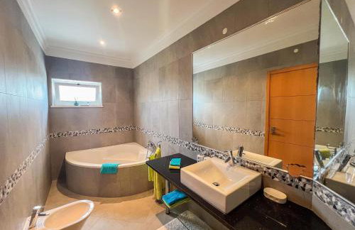 Beautiful 4-Bedroom Villa with Garden and Pool - Foto 31