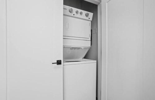 Downtown Contemporary High-Rise with Pool & Gym - Foto 17