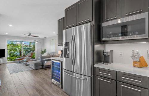 Seven Palms Waterfront- Private Dock, Heated Pool & Lanai -Walk to beach! by Maven Vacation Rentals - Foto 13