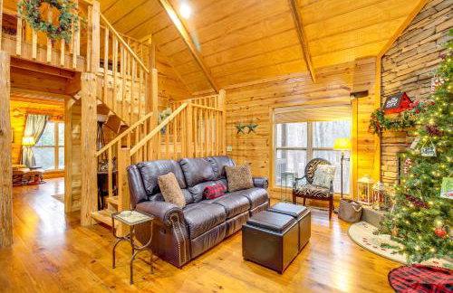 Hot Tub and Fire Pit Wooded Cabin Near DeSoto Park! - Foto 4