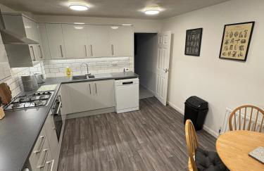 Northampton 2 King Bed SKY TV Driveway Earls Barton - Photo 10