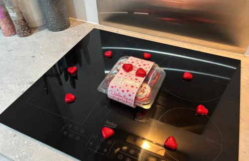 Little Woodlands Chalet with Private Garden & Hot Tub - Foto 3