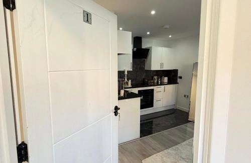 Cozy Escape Garden Flat - Photo 10