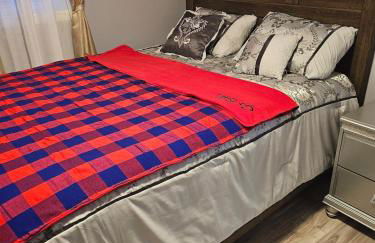 Cozy Roomy family sized apartment on major bus route close to all - Foto 26