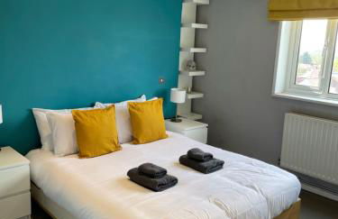 Top Floor 1 Bedroom Apartment with views over London - Photo 13