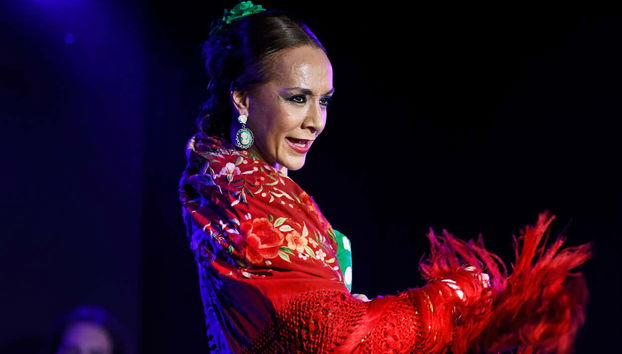 Bailaora sobre el escenario del tablao flamenco Alma de Palma