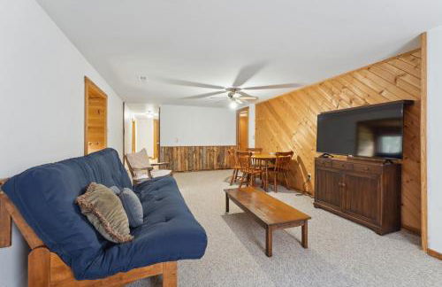 8BR 5BA Huge Dog Friendly Log Cabin near Wisconsin Dells and Lake sleeps 25plus - Foto 33