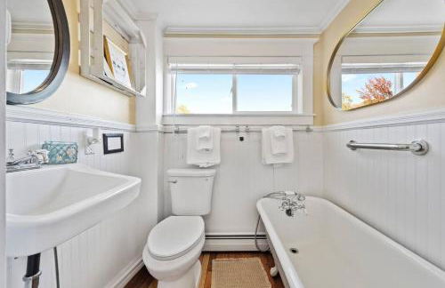 Coastal Red Farmhouse w/Firepit - Holiday Home - Foto 37