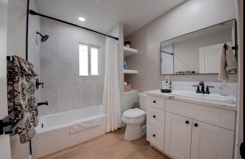 Folsom Old Town Escape • Cozy Cottage + Library - Foto 74