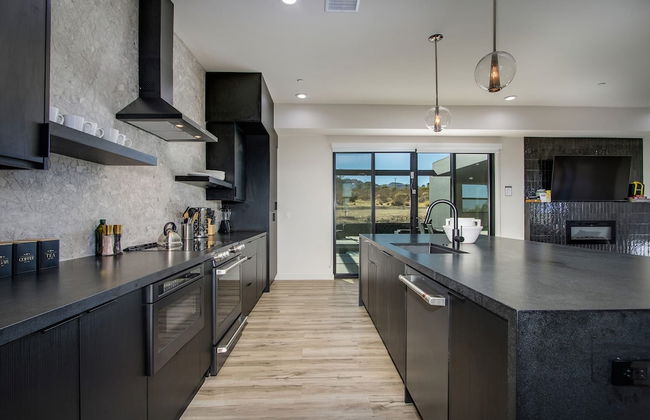 Luxe Modern Escape w Pool Hot Tub Firepit Desert View Lassen by Avantstay - Photo 14