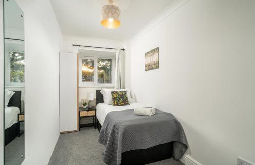 COZY 3 Bed House With Garden & Parking in Rochester, Kent Mins to Train Station, WiFi - Foto 4