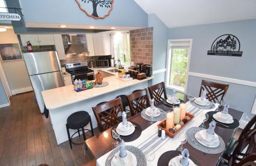 Bool Bear Lodge a pet friendly Pocono Vacation Home with Fireplace, BBQ and more - Foto 12