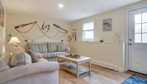 Backyard Chilling Cape Cod Home Steps to Beach - Foto 4