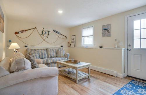 Backyard Chilling Cape Cod Home Steps to Beach - Foto 4