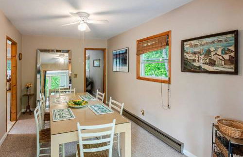 Lakefront with Lots of Light and Private Dock Access - Foto 11