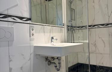 CLS Moderne City-Wohnung Hamburg mit Smart-TV, Nespresso Maschine inklusive Kapseln, Blick über Hamburg, Cafe im Haus, Bus gegenüber, Flex Check-In - Foto 13