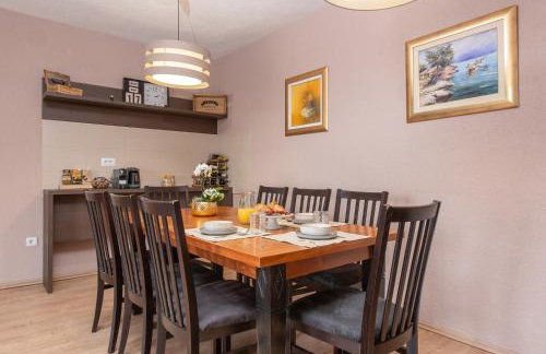 Holiday home Svilaja I Heated pool, family retreat - Photo 28