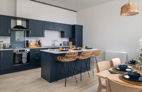 Charming 2 Bedroom Apartment in a Converted Chapel - Free Parking, Smart TV, Fast WiFi and Self-Check-In by Yoko Property - Foto 17