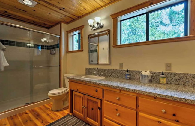 Black Bear by Avantstay Spacious Viking Lodge in Tahoe Donner w/ Game Room & Hot Tub! - Photo 23