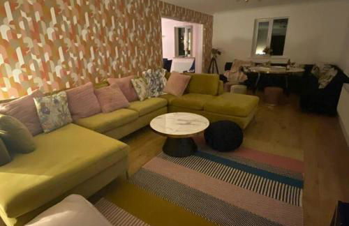 Luxury 4-5 Bed Home with Games Room and Balcony - Foto 11