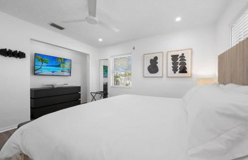 Bayside Hideaway! Private pool with water view and canal side dock! Available for Summer! - Foto 35