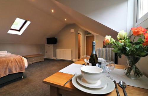 Signature - Linden Cottage Room 3 - Photo 13