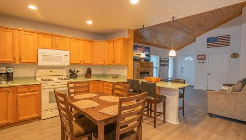 Brown Bear Lodge - Cozy mountain home situated within the quiet and ideal Sugarloaf neighborhood - Foto 5, stove, pet friendly, minibar