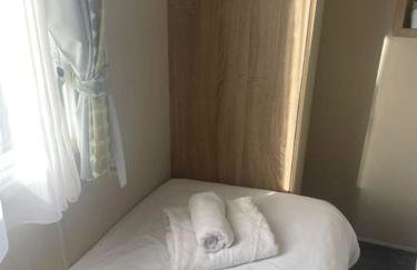 Delightful two bedroom caravan on Par Beach. - Foto 10