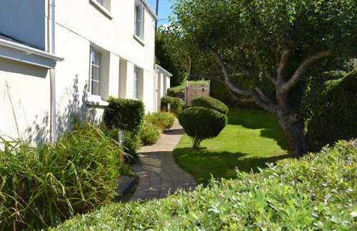 Ty Bach, 1 bedroom home with hot tub and views - Photo 18