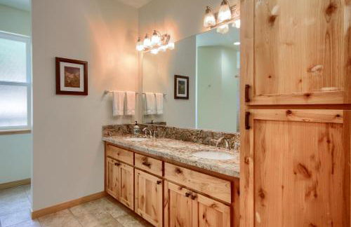 Rivercrest Lodge with Hot Tub-Pool Table-Firepit - Foto 33