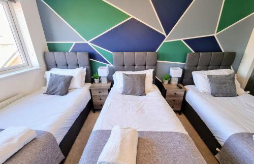 Spacious 4BR House Sleeps 8 with Free Parking, Contractor Friendly, Near Basildon Hospital & London Links - Foto 17