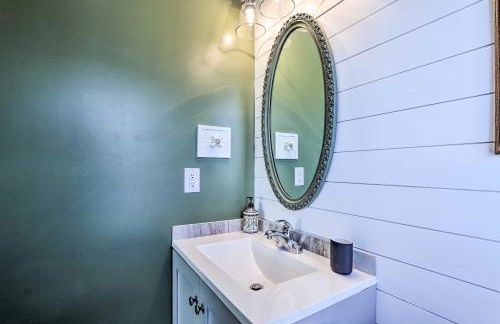 Morrisonville Manor with Fire Pit and Hot Tub! - Foto 21