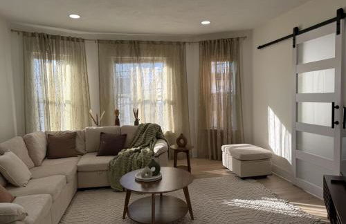 Stylish 3BR Revere Home Sleeps 8 Near Boston, Revere Beach and Airport - Foto 3