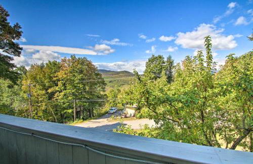 House with Balcony about 5 Mi to Cranmore Resort! - Photo 32