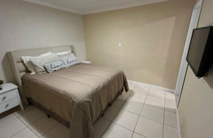 Piscina e Sinuca CASA Beto Carrero 500m do Parque 1 suite e 2 quartos 3bwc a 300m da Praia churrasqueira e estacionamento privado - Foto 13