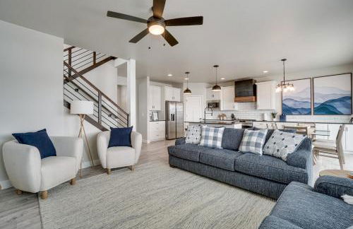 Family-Friendly Townhome about 2 Mi to Windsor Lake! - Foto 1