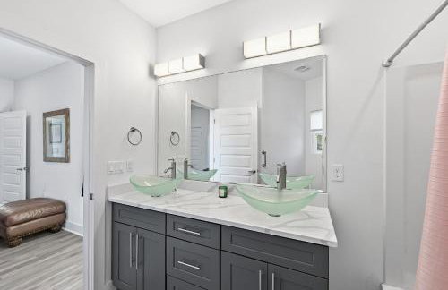 Modern Pine-Scented Retreat – 30 Mins to Beach! home - Foto 23