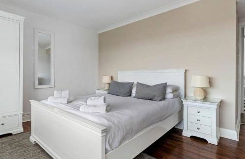 Stunning Property Seaviews, Private Pool & Parking - Photo 43