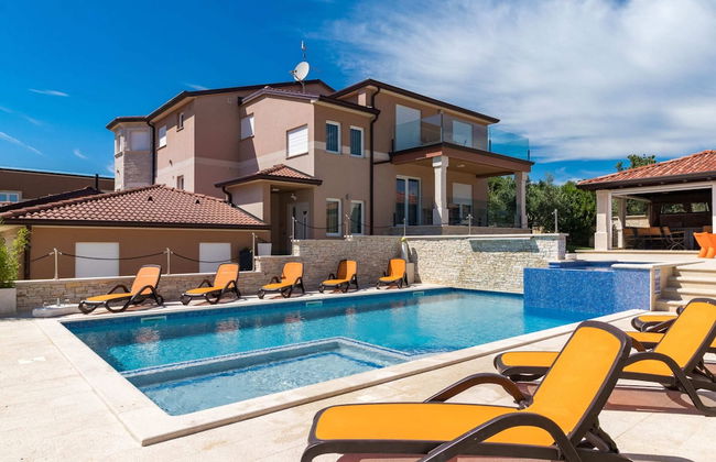 Villa in Pula With Pool Near Roman Arena - Photo 1