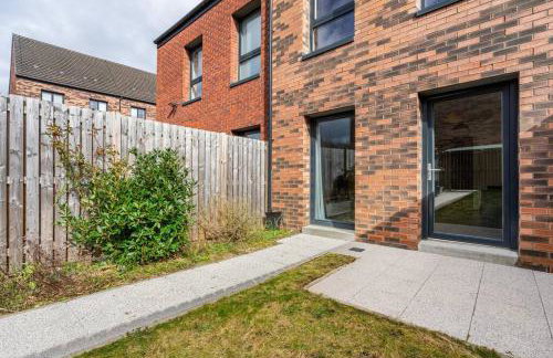 Bright, modern 2 bedroom house with free parking! - Foto 6