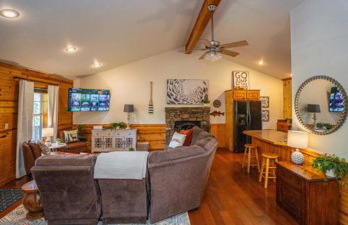 Riverfront Little Red Cabin, Hot Tub, World-class Trout Fishing, Views & Boat Access - Photo 25